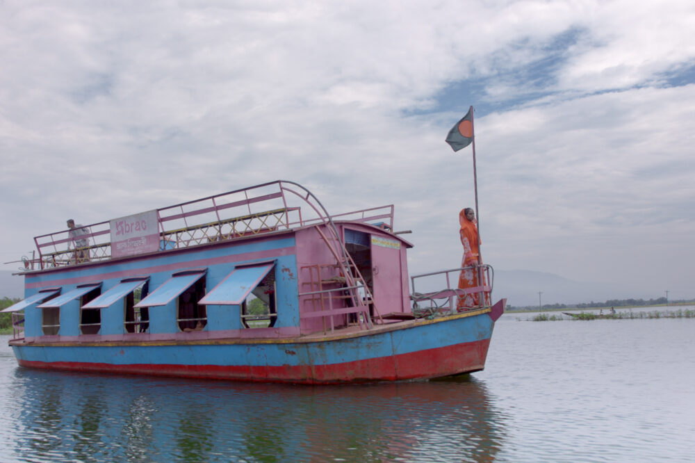 07_TaslimaAkteraufdemSchulboot_Bangladesch_c_winds_XVerleih