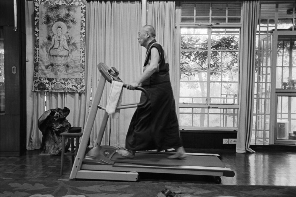 31_WeisheitDesGluecks_Dalai_Lama_trainiert_PhotographyManuelBauer_c_DasKollektivGmbH