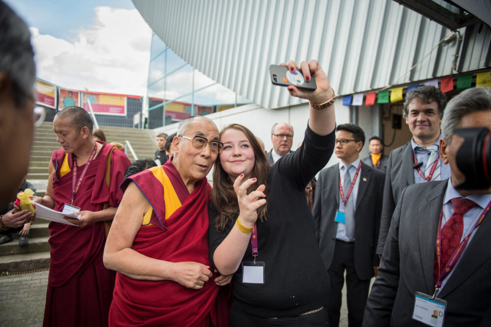 35_WeisheitDesGluecks_For_the_DalaiLama_we_are_all_brothers_and_sisters_PhotographyManuelBauer_c_DasKollektivGmbH