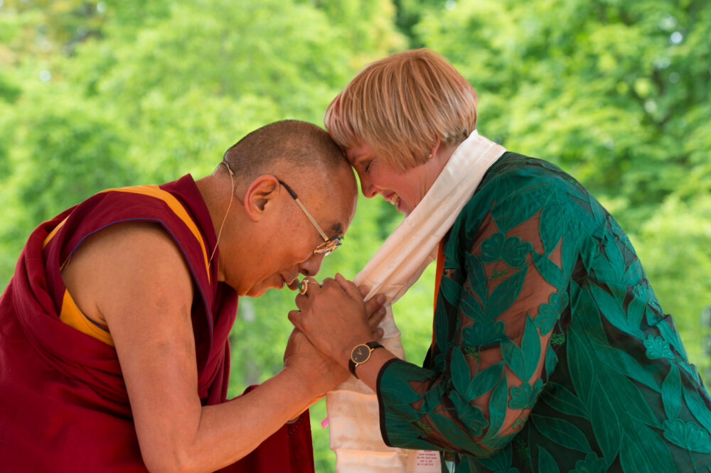 37_WeisheitDesGluecks_DalaiLama_greeting_ClaudiaRoth_PhotographyManuelBauer_c_DasKollektivGmbH