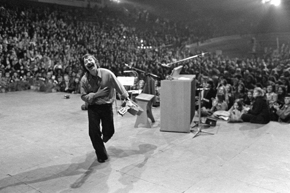 Wolf Biermann: DEUTSCHLAND, KOELN, NORDRHEIN-WESTFALEN, (GERMANY, NORTHRHEIN-WESTPHALIA), 13.11.1976: Wolf Biermann, Saenger aus Ostberlin, in seinem legendaeren Koeln-Konzert in der Koelner Sporthalle. Drei Tage spaeter wurde er aus der DDR ausgebuergert. - Wolfgang Steche / VISUM  - Foto: Wolfgang Steche / Bildarchiv VISUM -