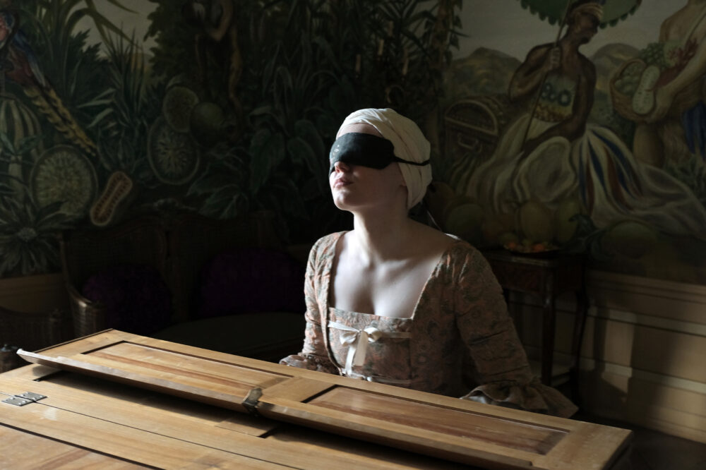 Österreich 2016 
LICHT von Barbara Albert
mit: 
Maria Dragus -Resi
Devid Striesow-Mesmer
Katja Kolm-Mutter
Lukas Miko-Vater
Maresi Riegner -Aki
Susanne Wuest-Ossini
Kamera: Christine A. Maier
Inhalt:
Wien, 1777. Die seit ihrem dritten Lebensjahr blinde, hochbegabte Pianistin Maria Theresia Paradis, von ihrem Umfeld Resi genannt, wird von ihren verzweifelten Eltern in die Obhut des Wunderheilers Franz Anton Mesmer gebracht, die letzte Hoffnung für die Heilung ihrer Tochter. Neben einer bunten Gesellschaft anderer Kranker im Palais lernt sie auch die Dienstmagd Agnes kennen, die ihr zu einer wichtigen Verbündeten wird.
Tatsächlich beginnt sie langsam zu sehen -  verliert aber ihre Virtuosität als Pianistin...


© Christian Schulz, Kein Verkauf an Dritte
Namensnennung




(Model Release: No (c) Christian Schulz
Mobil 01723917694