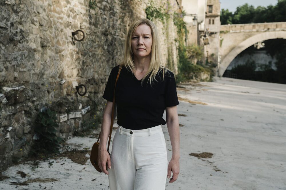 Ingeborg Bachmann (Sandra Hüller) am Ufer des Tiber in Rom.